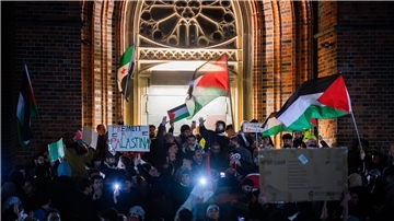 Bis zu 450 Menschen sind am Mittwochabend durch Bremerhaven gezogen und haben für den Frieden in Nahost demonstriert.