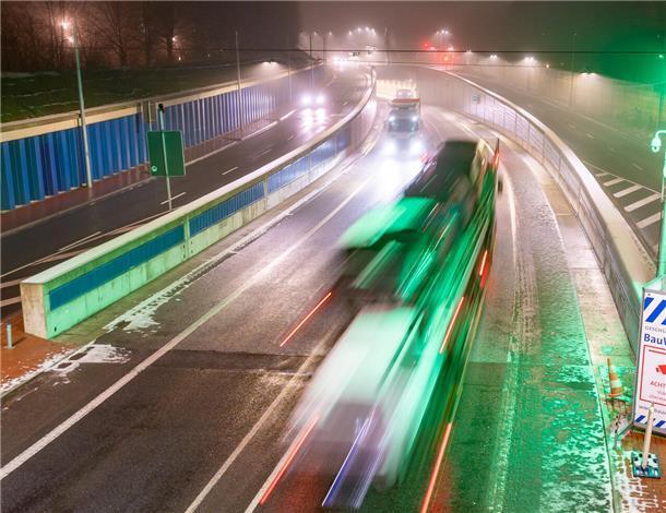 Bis zu 6000 Fahrzeuge, so die Prognosen, fahren innerhalb eines Tages und einer Nacht durch den Hafentunnel.