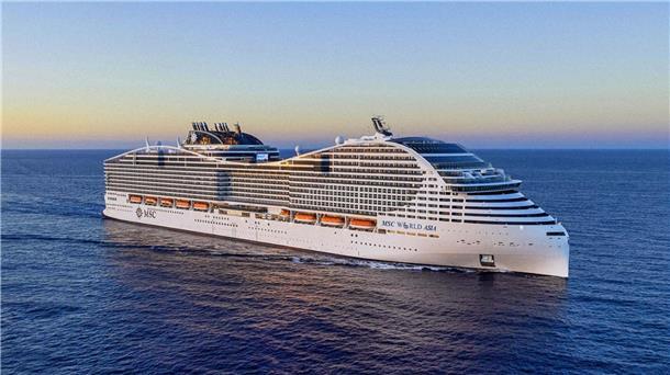 Fünf Mega-Cruiser und eine Luxus-Segeljacht: Diese neuen Schiffe legen 2026 ab Ein Kreuzfahrtschiff. Bis zu 6.758 Passagiere finden auf der neuen „MSC World Asia“ Platz. Highlight: die längste Trockenrutsche auf See – 81 Meter purer Nervenkitzel.