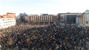 Bis zu 7000 Menschen demonstrieren in Bremerhaven gegen Fremdenhass.