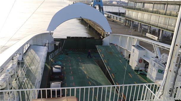 Blick auf das Deck der Elbfähre "Greenferry"