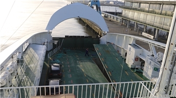 Blick auf das Deck der Elbfähre "Greenferry"