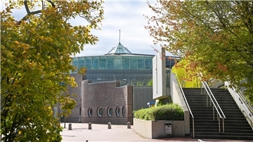 Stadthallengebäude mit Bäumen.