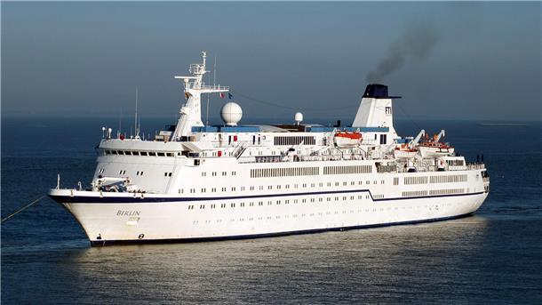 Das Kreuzfahrtschiff "Berlin" fährt auf offener See. Das weiße Schiff mit blauen Akzenten trägt den Schriftzug "Berlin" am Bug und das Logo von FTI Cruises am Schornstein