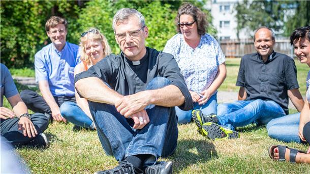 Bischof Dr. Heiner Wilmer (vorne) und Bremerhavens Leitender Pfarrer Marcus Scheiermann (rechts) im August 2019 im Pfarrgarten Hl. Herz Jesu Lehe. 