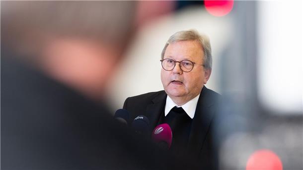 Osnabrücks Bischof Bode tritt zurück: Papst nimmt Gesuch an Bischof Franz-Josef Bode spricht bei einer Pressekonferenz.