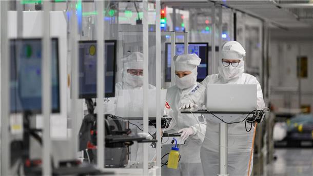 Infineon streicht Hunderte Jobs in Regensburg Bisher hat Infineon in Regensburg etwa 3100 Mitarbeiter.