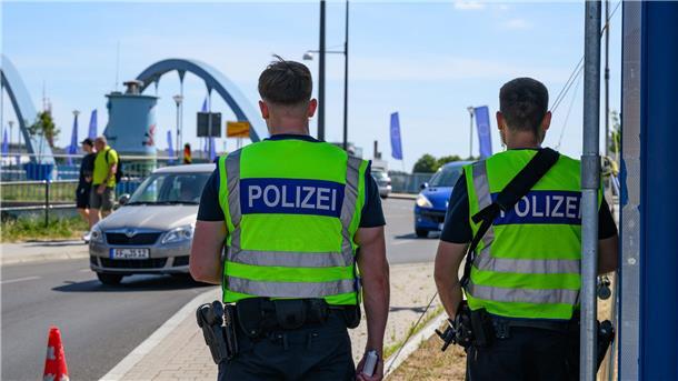 Nachbarland startet Kontrollen an der Grenze Bisher kontrolliert die Polizei auf deutscher Seite. Nun kommen Kontrollen auf polnischer Seite hinzu.