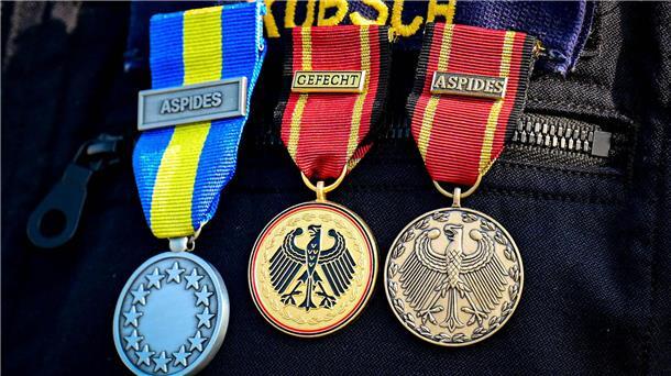 Bisher sind über 70 verschiedene Versionen der Einsatzmedaille gestiftet worden.