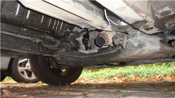 Bisher unbekannte Täter haben von einem an der Blumenstraße in Lehe geparkten Wagen den Katalysator gestohlen.