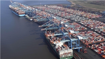 Zwei Schiffe liegen am Containerterminal. 