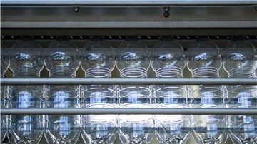 Bisphenol A ist eine synthetische Chemikalie, die beispielsweise in Plastikflaschen und Konservendosen verwendet wird, aber auch in Trinkwasserleitungen.