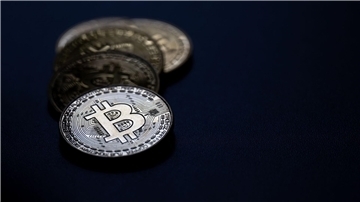 Bitcoin-Münzen liegen auf einem Tisch.
