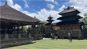 Bitte benehmen: Touristen im Tempel Pura Puseh Desa Batuan.
