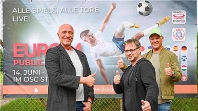 Public Viewing: EM-Spiele laufen im Nordseestadion in Bremerhaven Björn Böning, Manuel Rohlfs und Meico Reis (von links) bieten im Nordseestadion öffentliche EM-Übertragungen an.