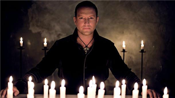 Tenor Björn Casapietra kommt für ein romantisches Weihnachtskonzert nach Selsingen.