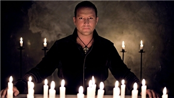 Tenor Björn Casapietra kommt für ein romantisches Weihnachtskonzert nach Selsingen.