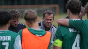 Björn Dreyer hat stets die Aufmerksamkeit seiner Spieler, wenn er im Training oder Spiel Anweisungen gibt.