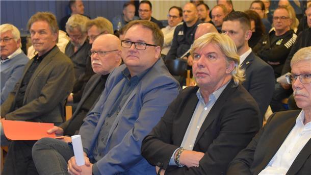 Björn Fecker (Dritter von rechts) hat sich mit seinem Eintritt in den Bremer Senat aus der BFV-Spitze zurückgezogen. Der 45-Jährige wurde einstimmig zum Ehrenpräsidenten gewählt.