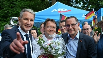 Björn Höcke (l), Vorsitzender der AfD Thüringen und Tino Chrupalla, AfD-Bundesvorsitzender (r) gratulieren Robert Sesselmann.