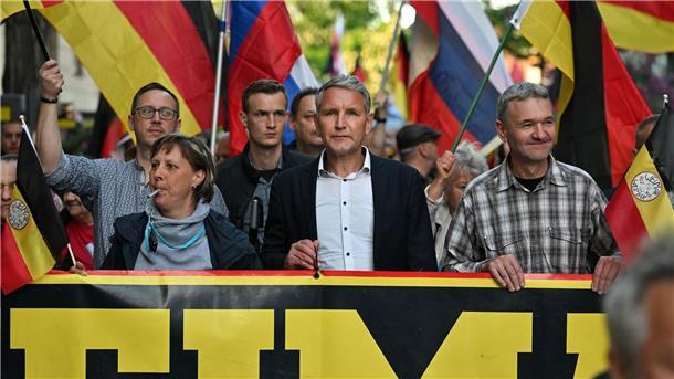 Björn Höcke (M) ist AfD-Landesvorsitzender und Fraktionschef im Thüringer Landtag. Hier bei einer Kundgebung der AfD in Weimar.