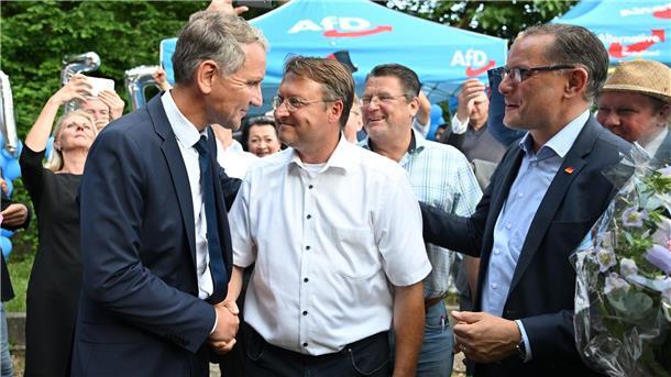 Björn Höcke, Vorsitzender der AfD Thüringen (l) und Tino Chrupalla, AfD-Bundesvorsitzender (r) gratulieren dem Wahlsieger Robert Sesselmann (AfD,M).