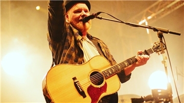 Mann mit Gitarre
