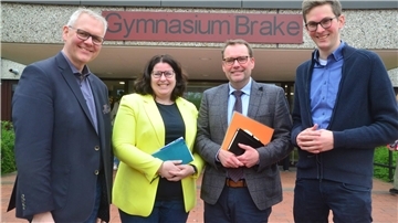 Björn Thümler, Lena Düpont, Professor Rainer Lisowski und Manuel Ley (von links) diskutierten mit Schülerinnen und Schülern des Braker Gymnasiums über Europa.