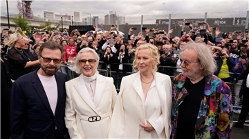 Björn Ulvaeus (l-r), Anni-Frid Lyngstad, Agnetha Fältskog und Benny Andersson von Abba erhalten im Königlichen Palast von Stockholm den „Vasaorden“.
