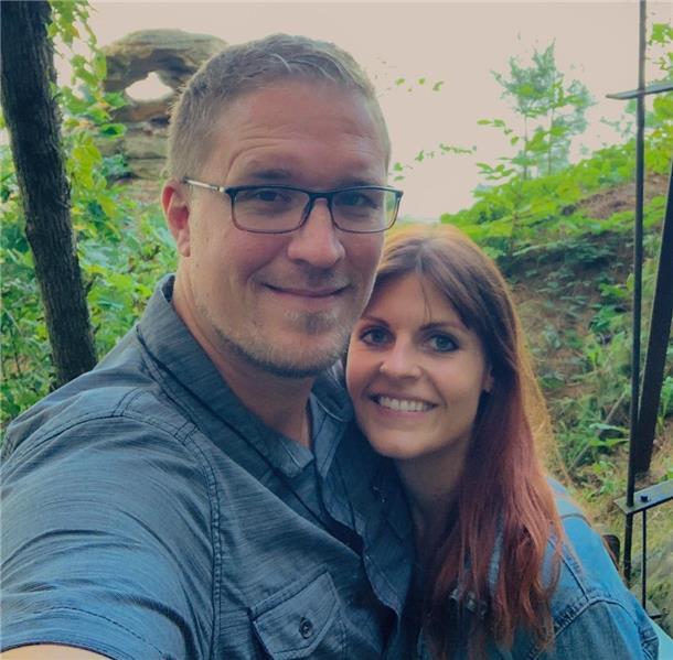 Grußbrücke: Beim Super Bowl mitten in der Partystadt Bjoern und Marleen Meier in den Upper Dells in Wisconsin.
