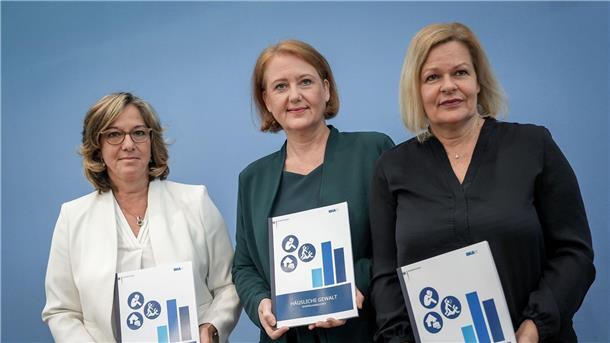 BKA-Vizepräsidentin Martina Link (l-r), Familienministerin Lisa Paus und Innenministerin Nancy Faeser stellen das „Bundeslagebild Häusliche Gewalt“ vor.