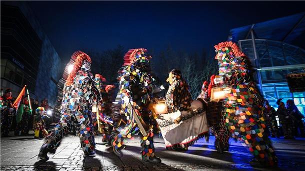 Weiber-Nass-Nacht: Karnevalisten trotzen dem Regen Blätzlebuebe der Konstanzer Narren tanzen am sogenannten schmutzigen Dunschtig mit ihren Laternen auf dem Augustinerplatz. Seit den frühen Morgenstunden wecken hunderte Narren die Konstanzer Bevölkerung mit Musik, Glocken und Rätschen. Höhepunkt ist der Laternentanz.