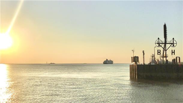 Beethovens Vögel, der Typ mit der Bluebox und mein Hunger auf Fischbrötchen Blaue Stunde an der Waterkant: Am Bremerhavener Deich und an dessen Seebäderkaje versinkt der April-Tag unnachahmlich schön hinter den Horizont. Die Nordsee wird zur mattschimmernden Seide und dicke majestätische Pötte wirken in der Ferne Spielzeug-klein.