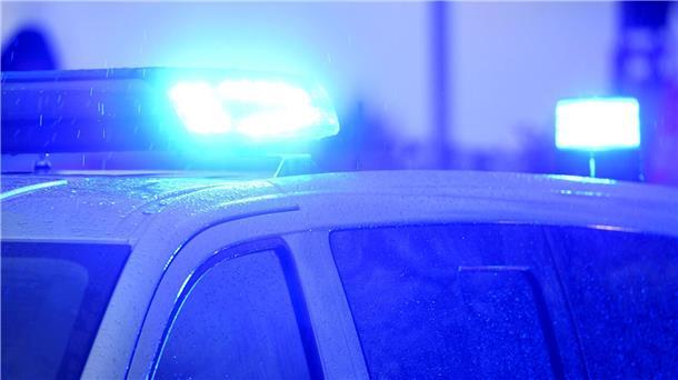 Auto fährt gegen Baum und brennt aus: Ein Toter Blaulichter leuchten auf dem Dach eines Polizeifahrzeugs.