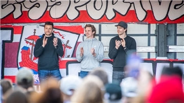 Bleibt der Karawanken-Express um Kapitän Jan Urbas (v. l.), Ziga Jeglic und Miha Verlic eine weitere Saison in Bremerhaven. Die Pinguins werden nicht nur darauf am Sonnabend Antworten geben.