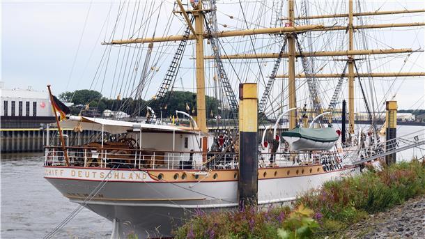 Bleibt die „Schulschiff Deutschland“ in Vegesack oder ist eine Verlegung nach Bremerhaven realistisch? Die Debatte ist in vollem Gange.