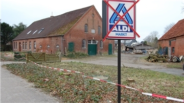 Bleibt es dabei? Auch nach der Schließung des letzten Lebensmittelladens in der Ortsmitte wollen die Politiker das Thema Aldi nicht wieder anfassen. Fotos Hansen/Rehder Montage Schnibbe