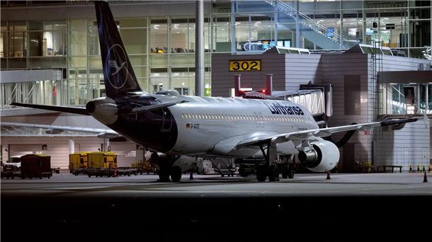 Verdi wertet Warnstreik bei Lufthansa als großen Erfolg Bleibt heute am Boden: Ein Flugzeug der Lufthansa steht am Flughafen in München.