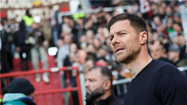 Bleibt mit seinem Team am FC Bayern dran: Leverkusens Trainer Xabi Alonso. 