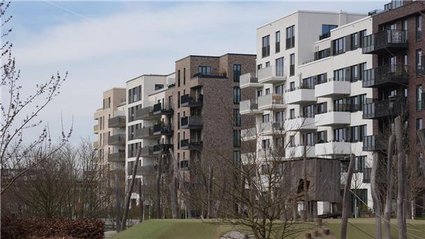 Dämpfer für Immobilienpreise in und um Hamburg Blick auf Balkone von Wohnhäusern in der Mitte Altona.