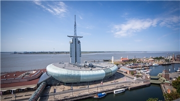Blick auf Bremerhaven: Im Atlantik-Hotel Sail City kommen im Oktober die Verkehrsministerinnen und Verkehrsminister zusammen. Foto: Hartmann
