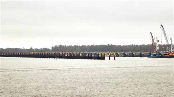 Fehlerhaftes Bauteil an Gasleitung in Stade entdeckt Blick auf Dalben (l) und den Anleger für verflüssigte Gase (AVG).