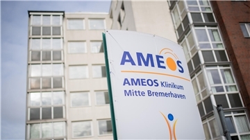 Blick auf das Ameos Klinikum Mitte in Bremerhaven. Bald schließen sich hier die Türen für immer.