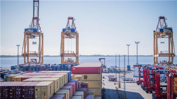 Symbolbild mit Blick auf des Bremische Überseehafengebiet an der Stromkaje in Bremerhaven im Herbst 2023. 