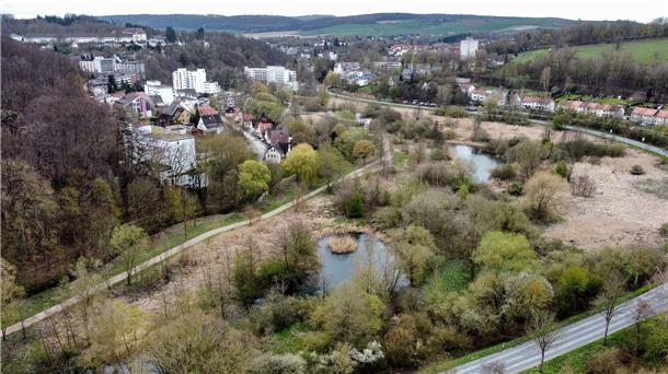 Gericht: Bürgermeisterwahl in Bad Gandersheim ist ungültig Blick auf das Gelände der Landesgartenschau Bad Gandersheim mit dem Auepark im Vordergrund und Teilen der Stadt im Hintergrund (Aufnahme mit einer Drohne).