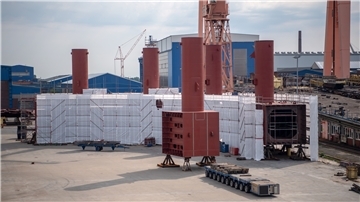 Auf dem Gelände der Werft Fosen Yard Emden wird an Bauteilen für Lachsfarmen gearbeitet.