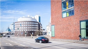 Blick auf das Hauptverwaltungsgebäude des Alfred-Wegener-Instituts an der Columbusstraße mit Hochschule Bremerhaven im Vordergrund.