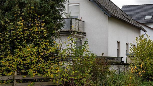 Blick auf das Haus im sauerländischen Attendorn, wo ein inzwischen neunjähriges Mädchen fast sein gesamtes Leben lang festgehalten worden sein soll.