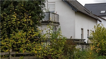 Blick auf das Haus im sauerländischen Attendorn, wo ein inzwischen neunjähriges Mädchen fast sein gesamtes Leben lang festgehalten worden sein soll.