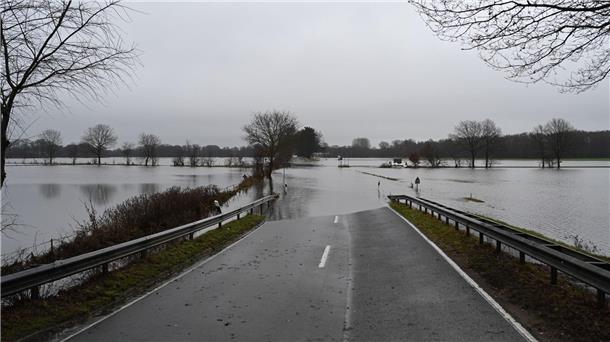 Keine Entwarnung in den Hochwasser-Gebieten Blick auf das Hochwassergebiet bei Lathen in Niedersachsen.